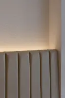 베이지 채널소파 간접조명 디테일 인테리어